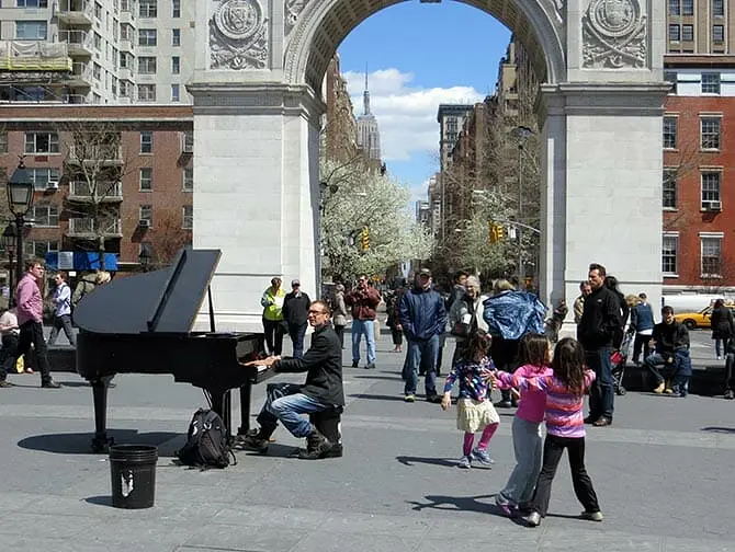 Parks in New York - Live music at Washington Square Park