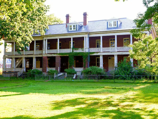 Things to see on Governors Island - Building