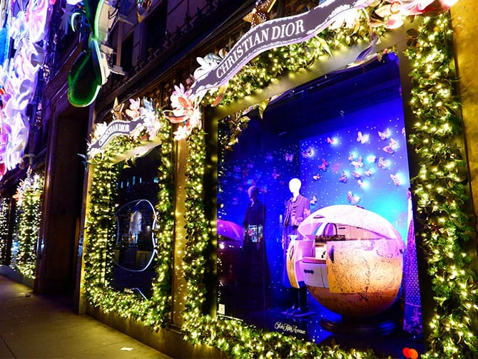 Saks Fifth Avenue オーナメント The Saks Fifth Avenue Holiday Light Show Returns Today — 'A