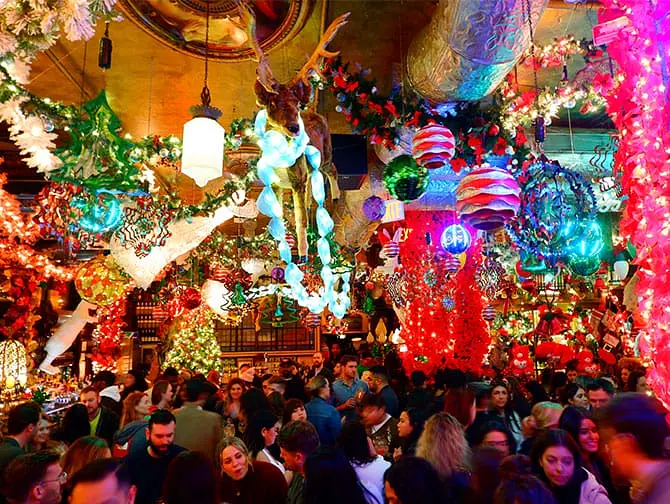 Theme Restaurants in New York - Oscar Wilde inside