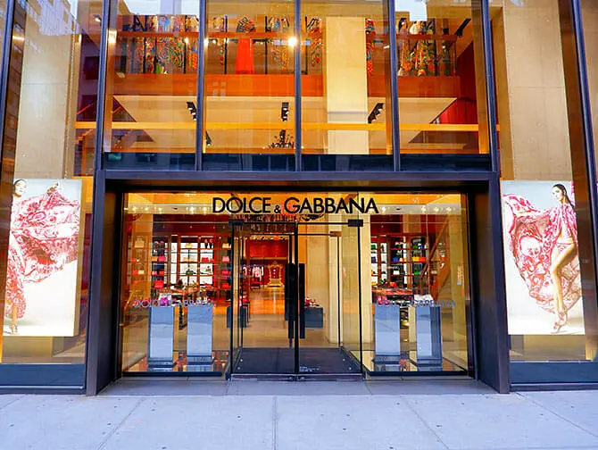 Shopping on Fifth Avenue - Shopping street