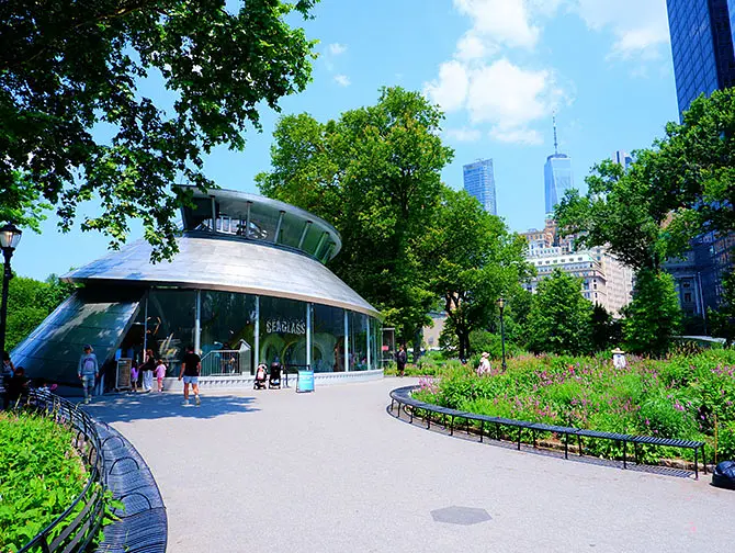 Battery Park in New York - Walk through the Park