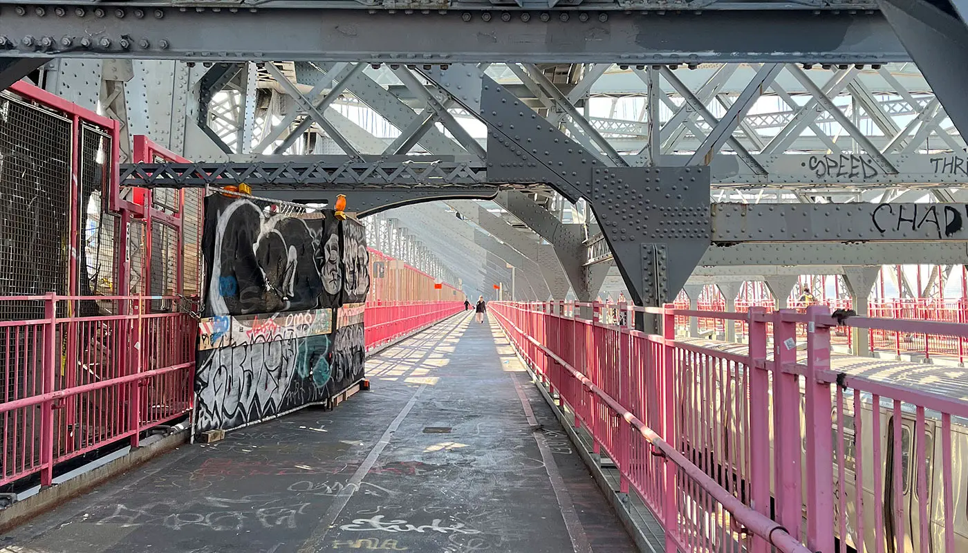 Williamsburg Bridge in New York - Crossing the Williamsburg Bridge
