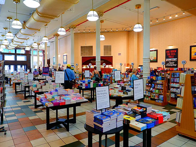 Bookshops in New York - Barnes and Noble at Union Square